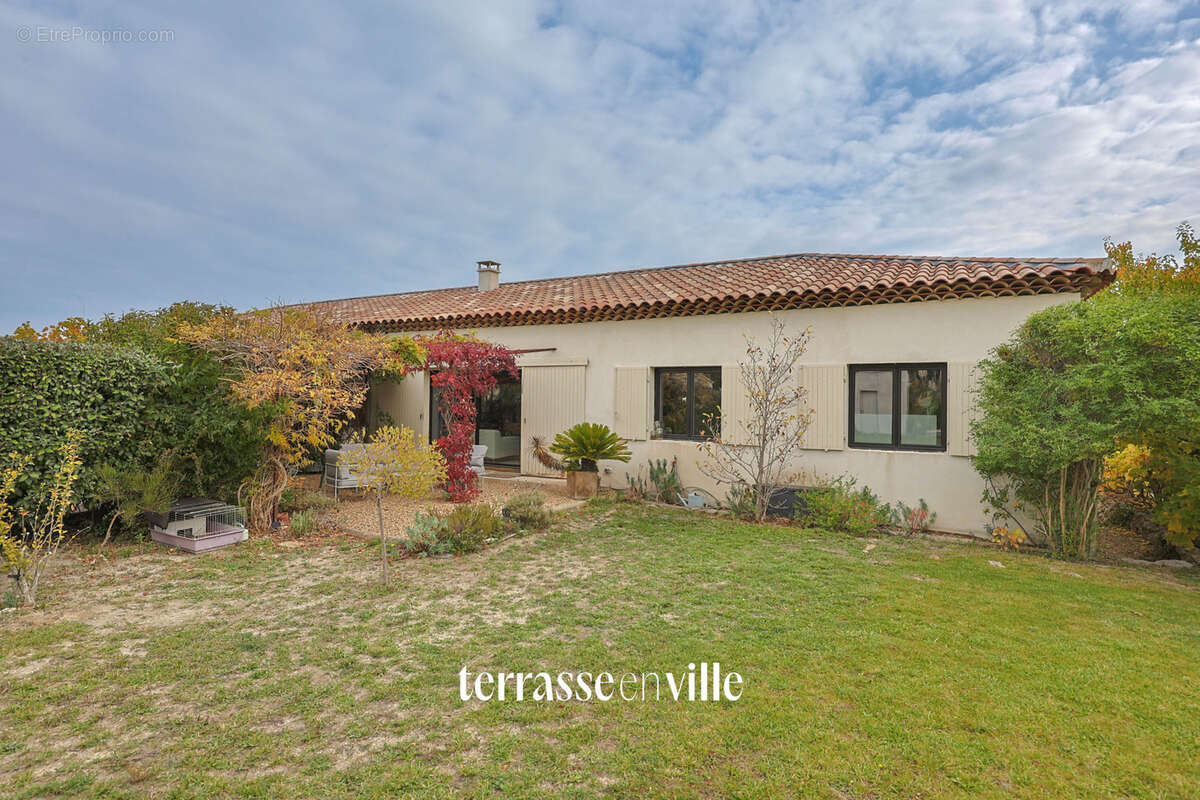 Maison à SIMIANE-COLLONGUE