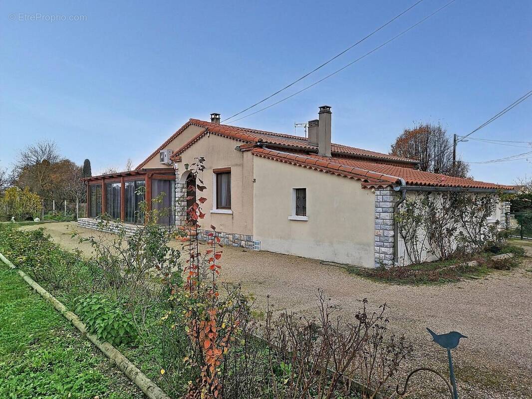 Photo 1 - Maison à VILLENEUVE-LA-COMPTAL
