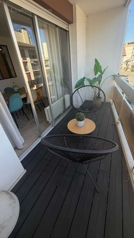 Second balcon offrant une vue dégagée et calme sur le secteur. - Appartement à ANNEMASSE