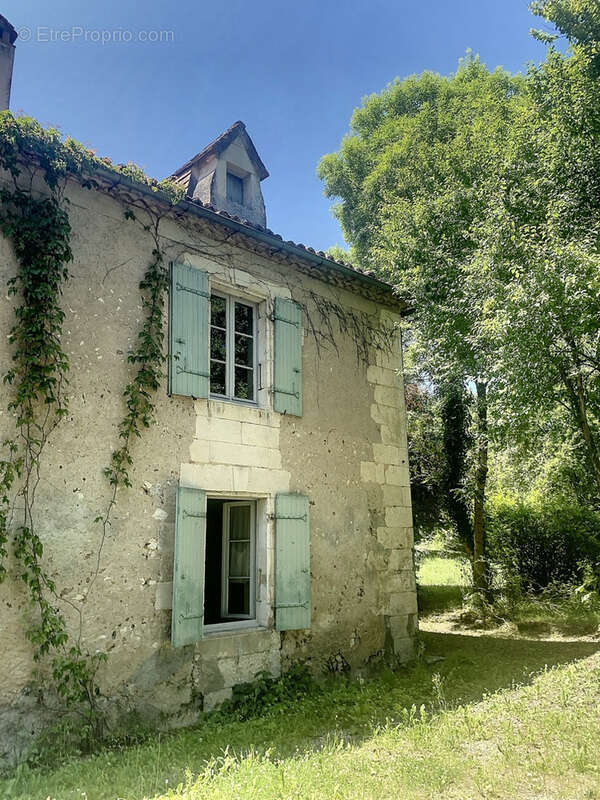 Maison à MANZAC-SUR-VERN