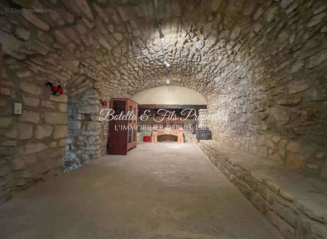 Maison à LA ROQUE-SUR-CEZE