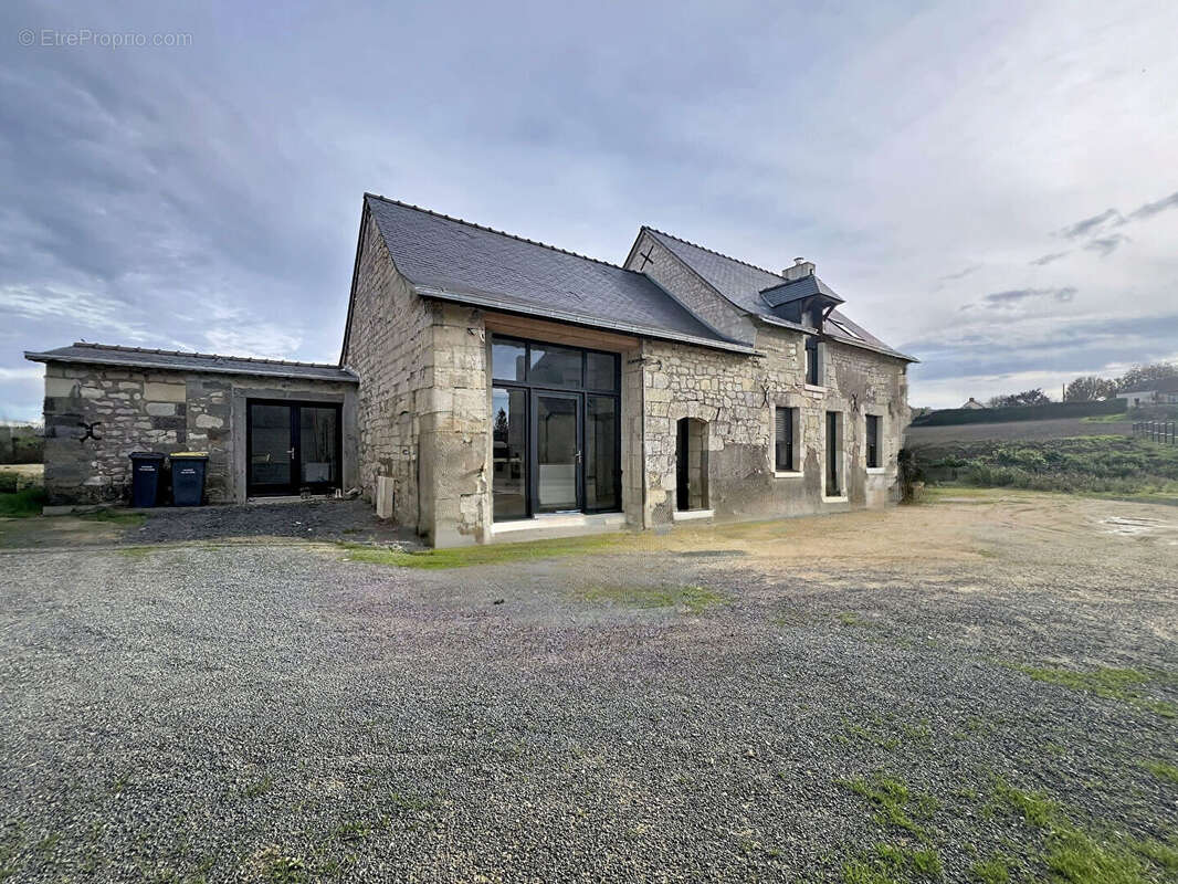 Maison à AMBILLOU-CHATEAU