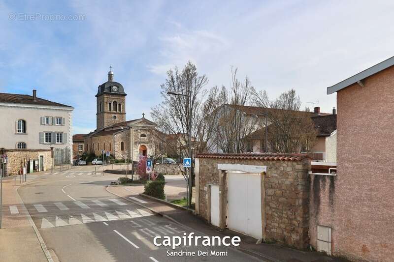 Appartement à SAINT-GENIS-LES-OLLIERES