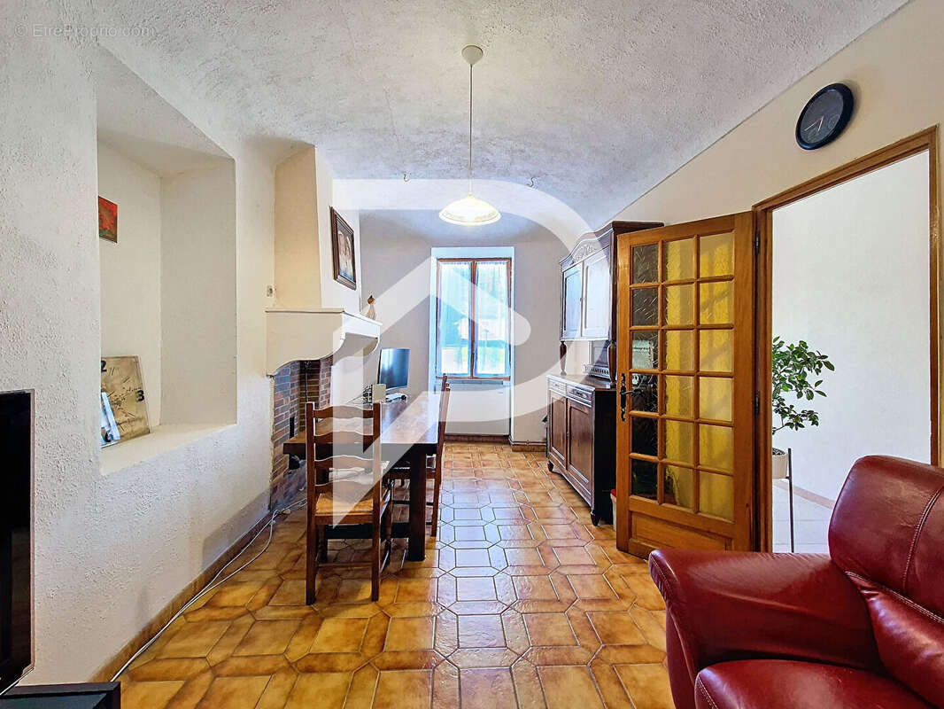 Maison à SAINT-LAGER-BRESSAC