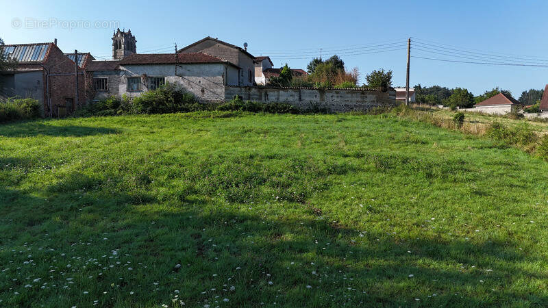 Terrain à ESSERTINES-EN-DONZY