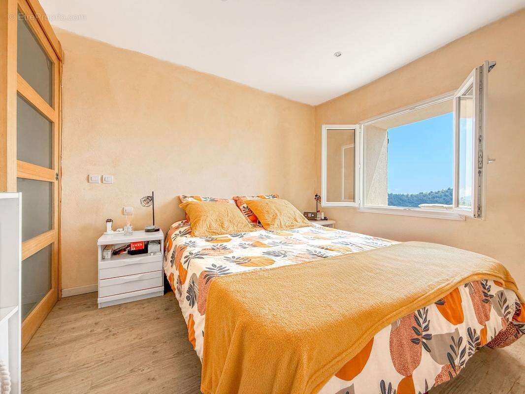 Bâtisse de 180,30 m², 3 appartements + Terrain 34 443 m² - photo 12