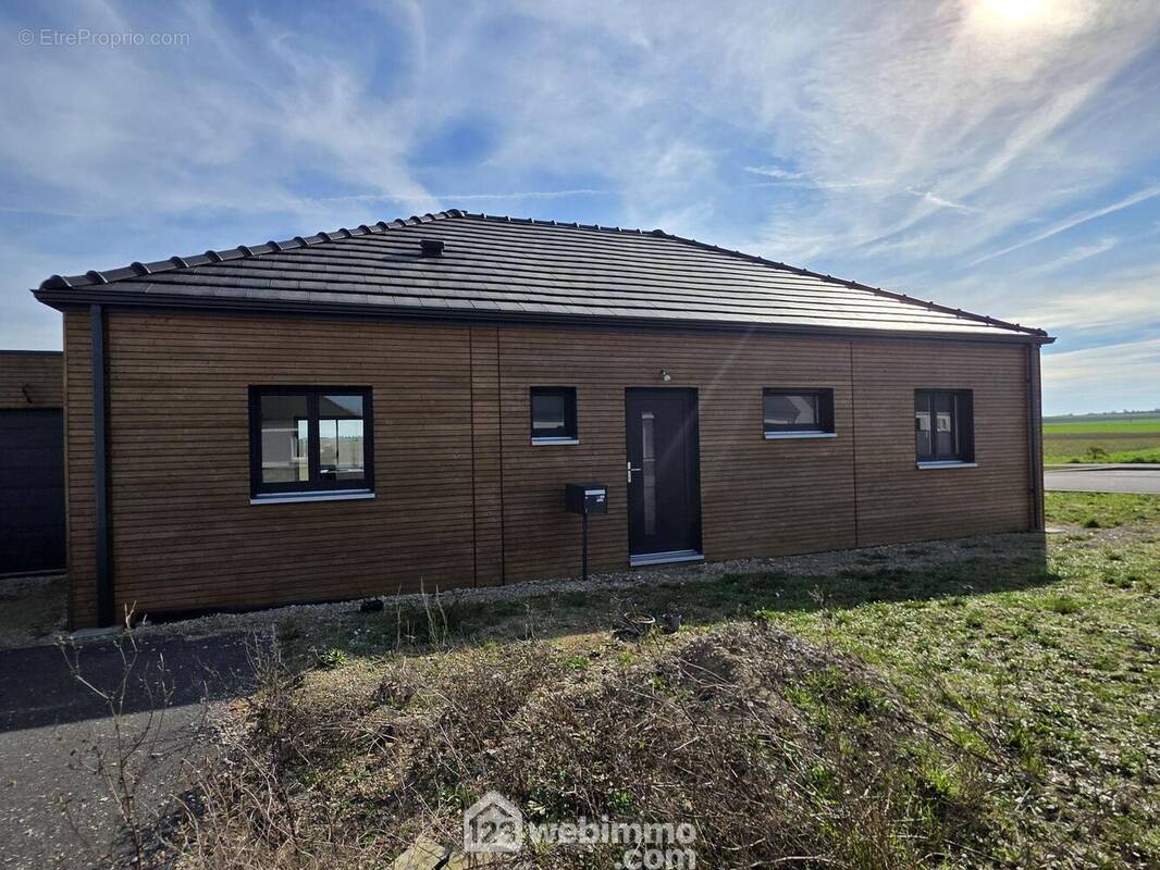 Découvrez cette élégante maison de plain-pied aux lignes contemporaines, Implantée dans un environnement calme, au c½ur d?un secteur privilégié et recherché - Maison à CONDE-SUR-SUIPPE