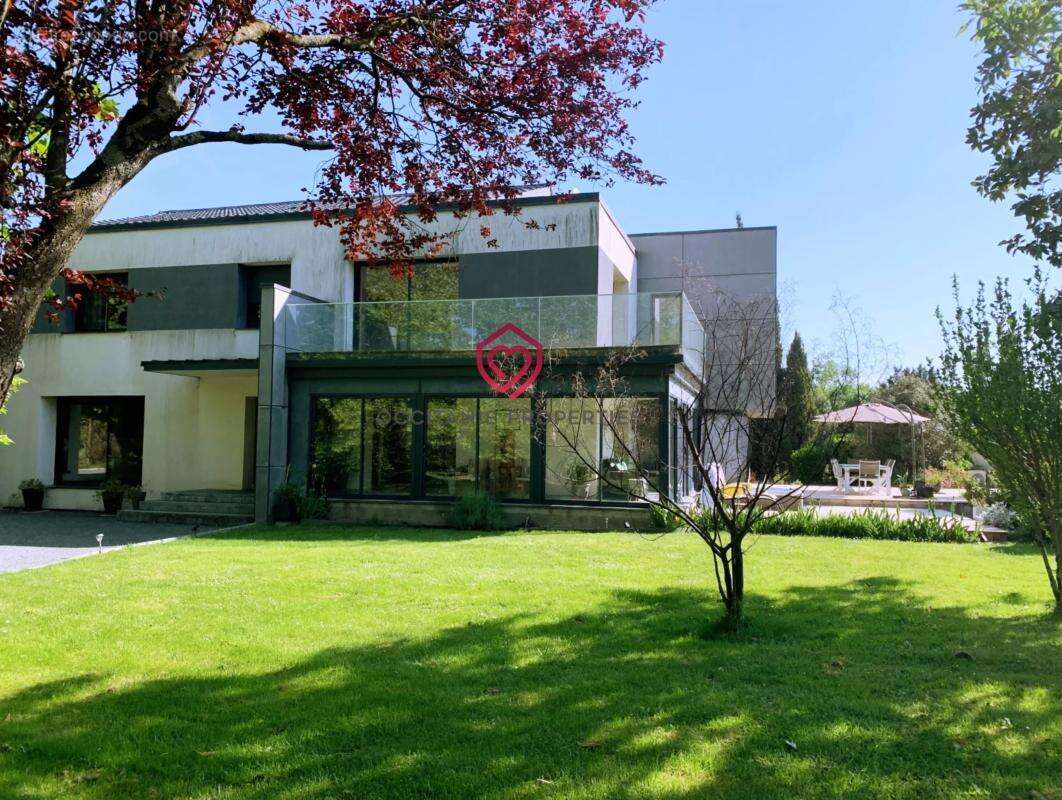 Villa d’architecte rénovée avec soin, piscine, dépendances et superbe parc arboré - photo 14