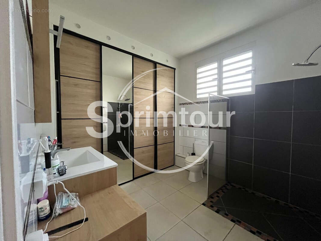 Maison familiale de 4 chambres avec T2 indépendant et garage sur un terrain clôturé - photo 14