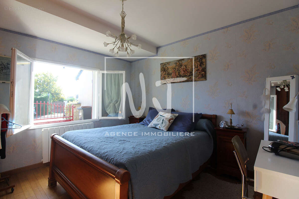 Maison à vendre à Mozé sur Louet avec jardin et garage - photo 5