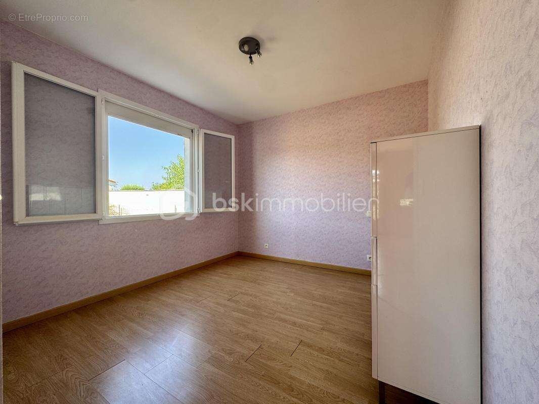 Plain-pied 3 chambres avec garage, piscine et grand terrain - photo 17