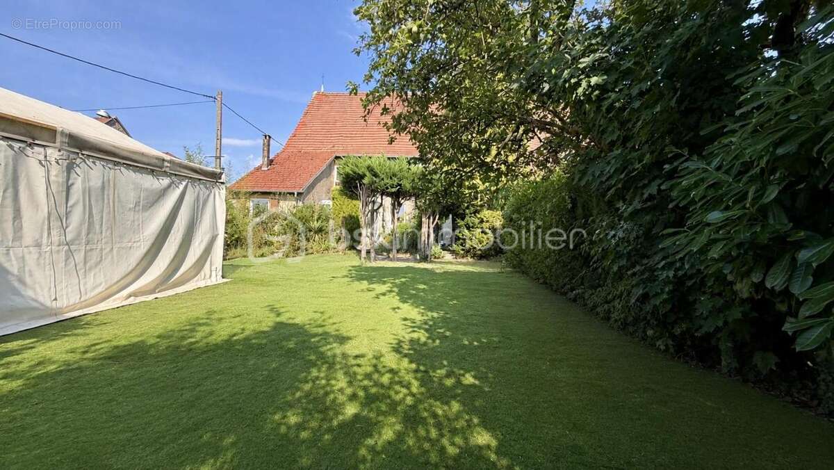 Maison familiale au centre du village avec dépendances ! - photo 3