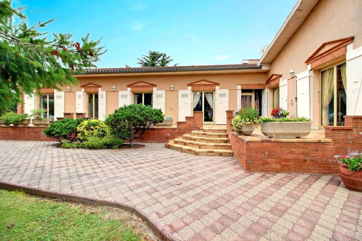 Cugnaux, maison de 315 m² avec jardin, piscine et garage. - photo 2