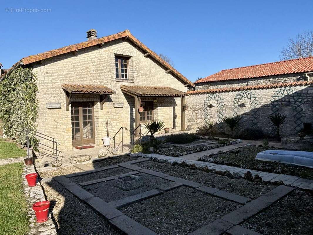 Grande maison de village de caractère avec deux autres propriétés, des dépendances et un jardin clos. - photo 13
