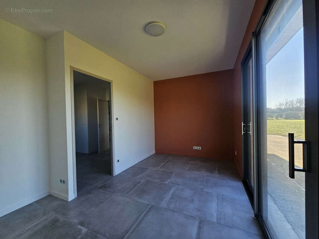 Maison à CREUZIER-LE-VIEUX