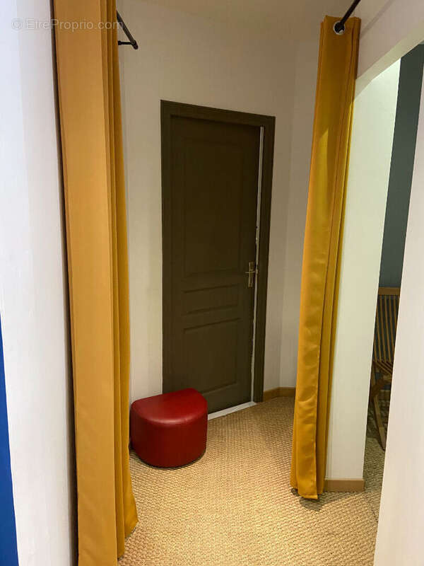 Très belle affaire pour cette boutique de vêtement en centre ville Vendôme.. - photo 8