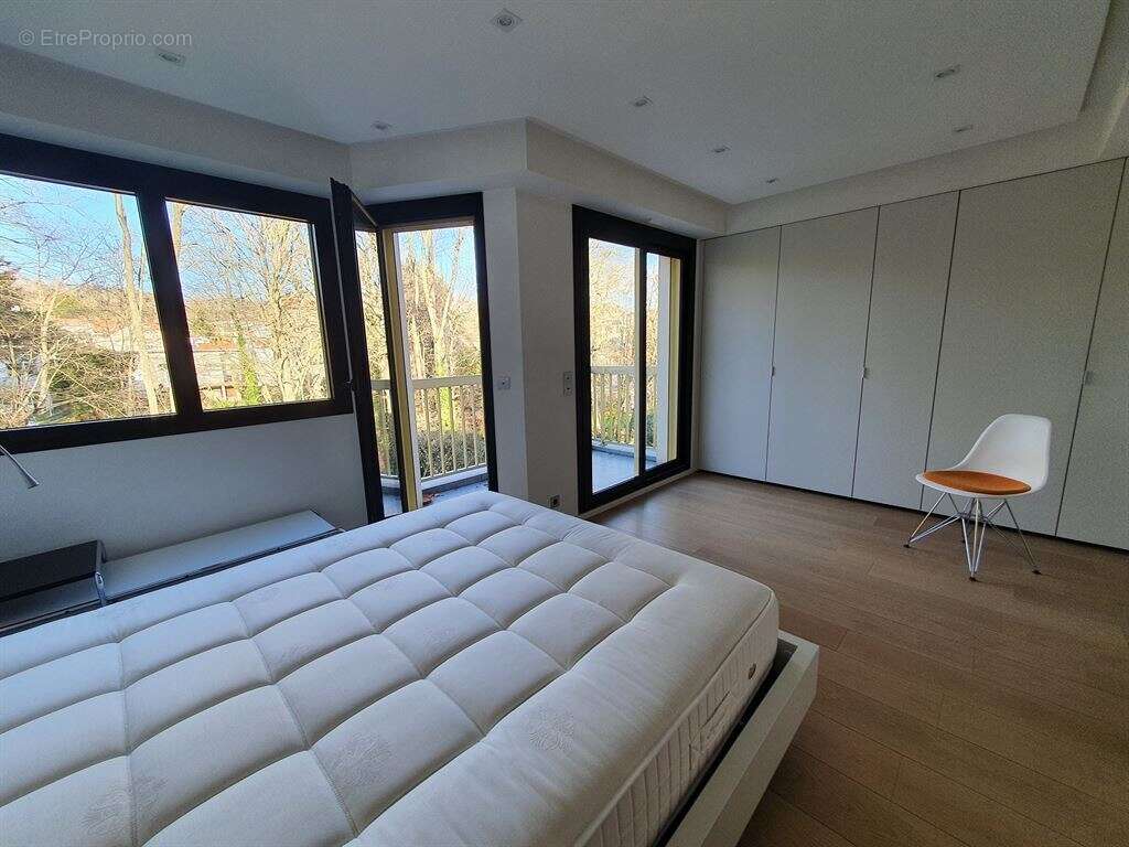 Appartement à VILLE-D'AVRAY