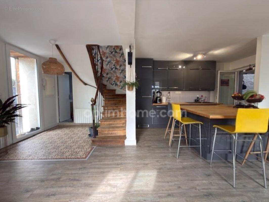 SAINT CYR SOUS DOURDAN. Maison de charme rénovée 120 m² – Suite parentale – Garage – Dépendances – Jardin 424 m² – Terrasse 35 m - photo 4