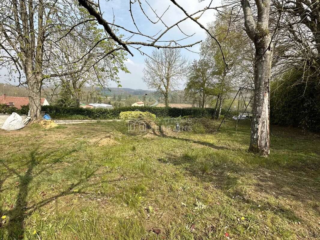 Terrain à NESLES-LA-VALLEE