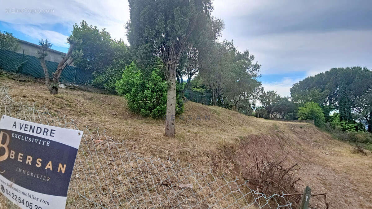 Terrain à FREJUS