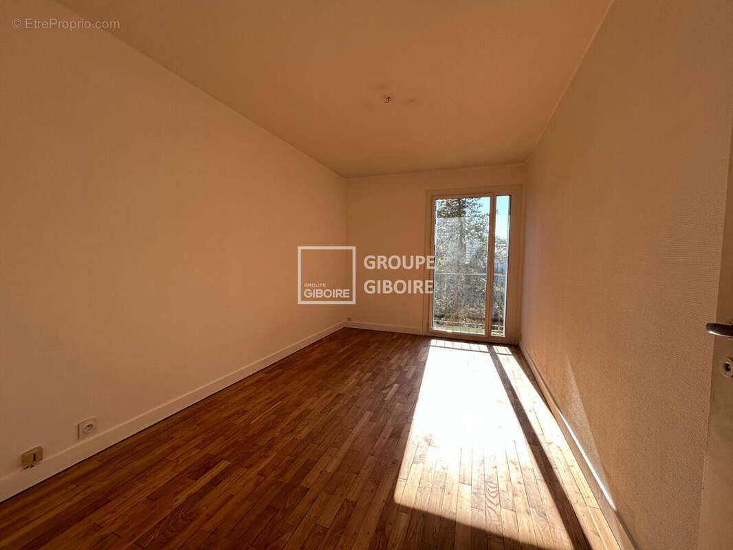 A VENDRE - AGENCE GIBOIRE - Appartement  3 pièce(s)  Secteur Bourg l'Eveque - photo 4