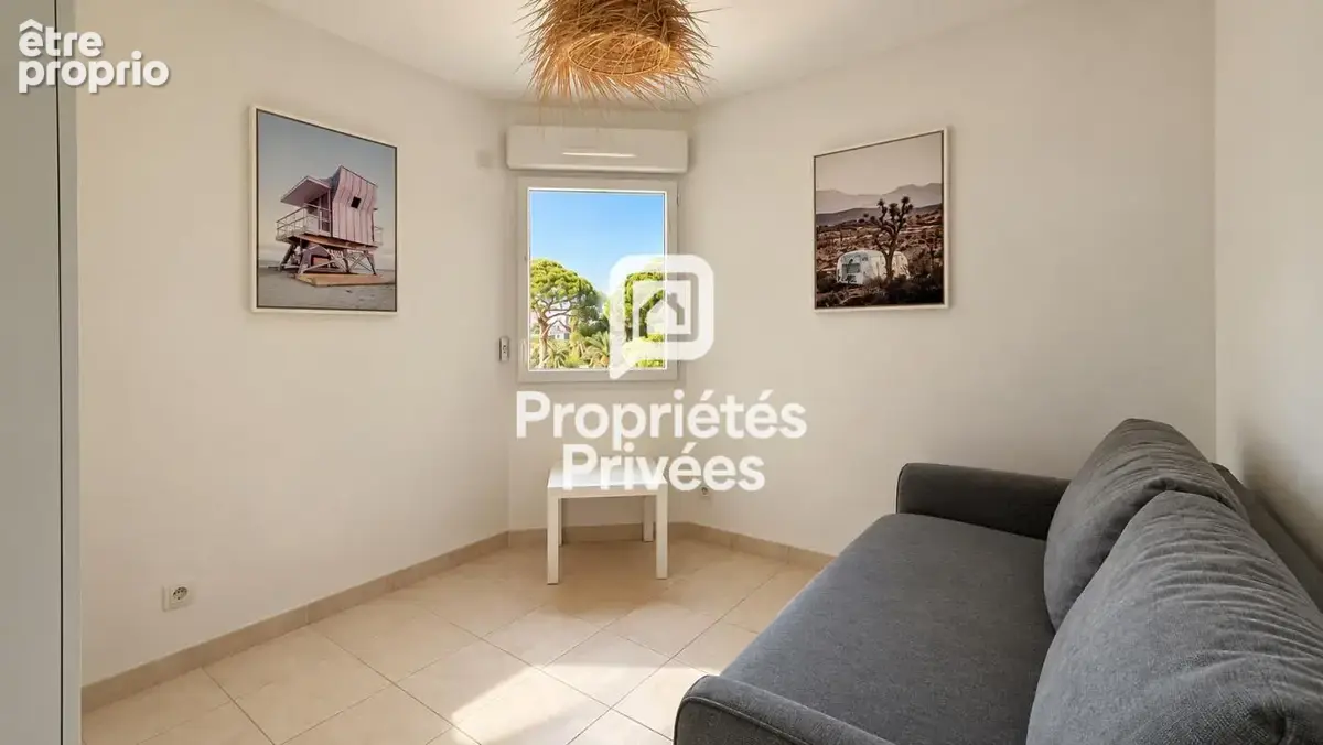 Hyères Port - T4 de 91 m2 avec terrasse, vue mer, piscine et garage - photo 13
