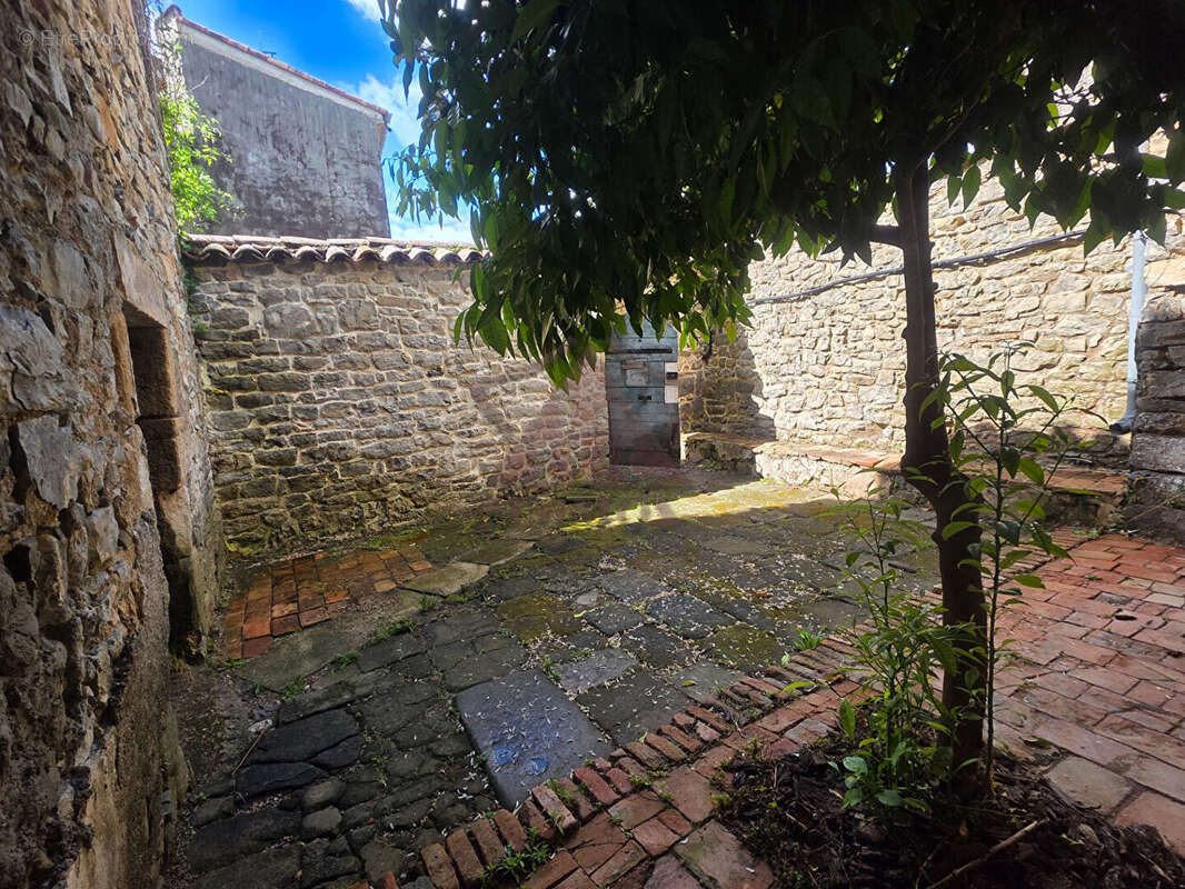 Maison à COURRY