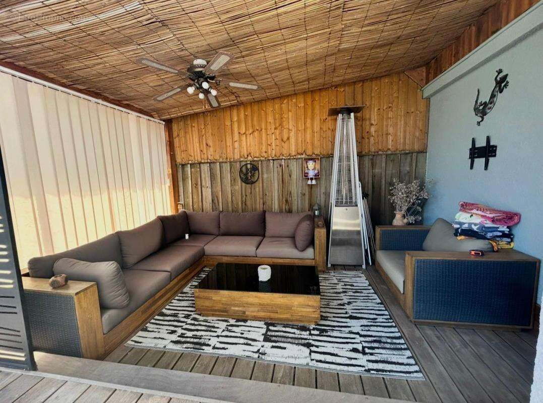 Ambès - Maison de 82 m2 habitables sur un terrain clos d'environ 596 m2- Piscine chauffée-Terrasse en bois -Pool house-Patio cos - photo 14