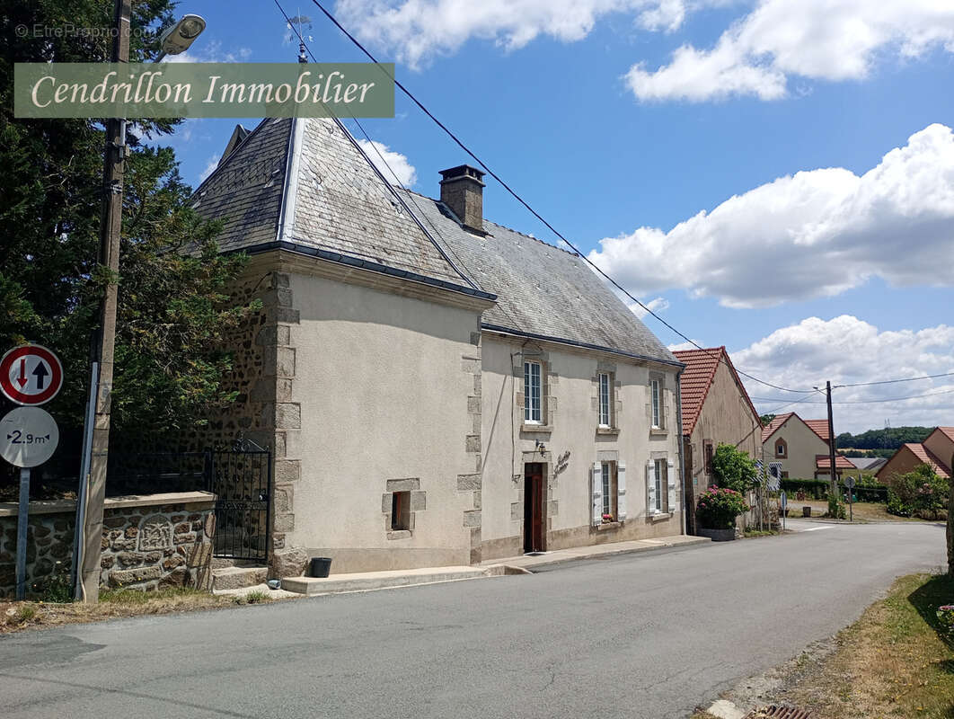 Maison en pierre indépendante avec 3 chambres sur un parc arboré de 4200 m2 avec dépendances  et puits - photo 2