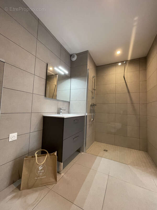 Appartement à LA TOUR-DE-SALVAGNY