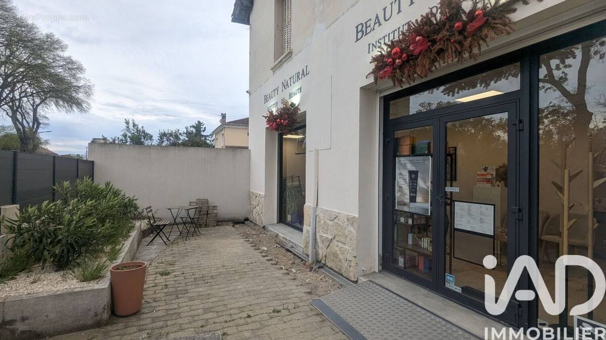 Photo 1 - Commerce à SORGUES