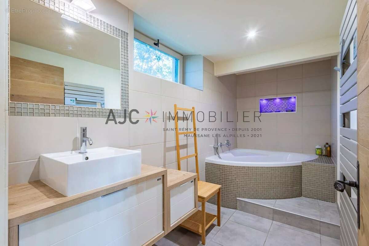 Saint-Rémy-de-Provence – À pied du centre, une maison rénovée au charme de la campagne - photo 16
