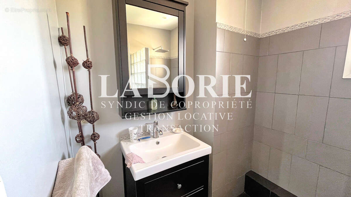 À Rochefort-Du-Gard (30), villa de 98 m2 avec piscine sur terrain de 529 m2 - photo 11
