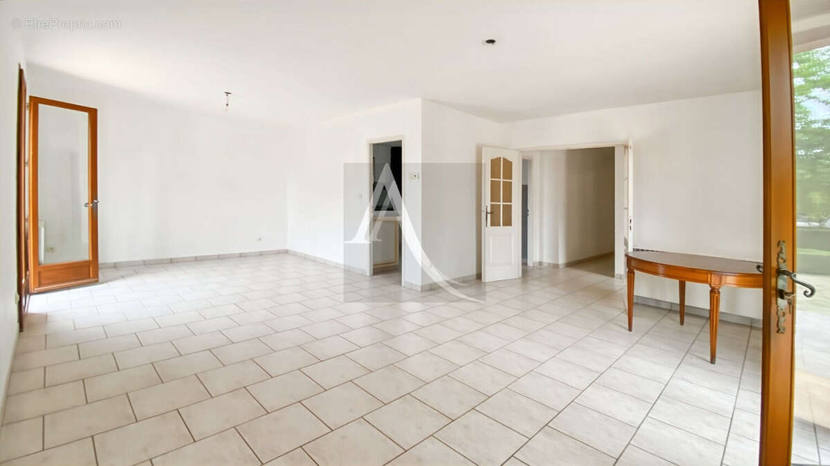 Maison de plain-pied avec jardin paysagé et dépendance à Saint-Vite - photo 15