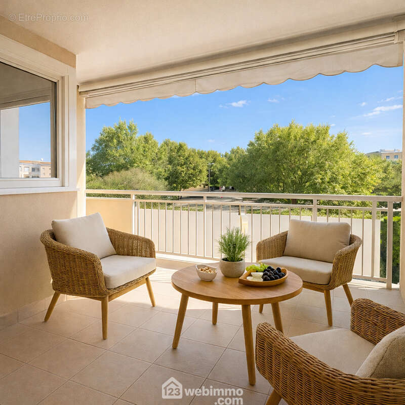 Superbe terrasse offrant un véritable espace de vie extérieur avec vue dégagée et cadre verdoyant. - Appartement à SAINTE-MAXIME