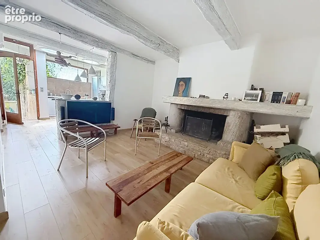 CUCURON - Maison de village rénovée de 175 m² avec terrasses, annexe et caves - photo 4