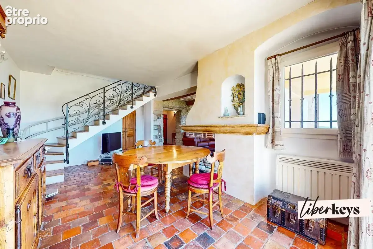  berre-les-alpes – villa de charme avec vue panoramique, dépendances et garage xxl - photo 12