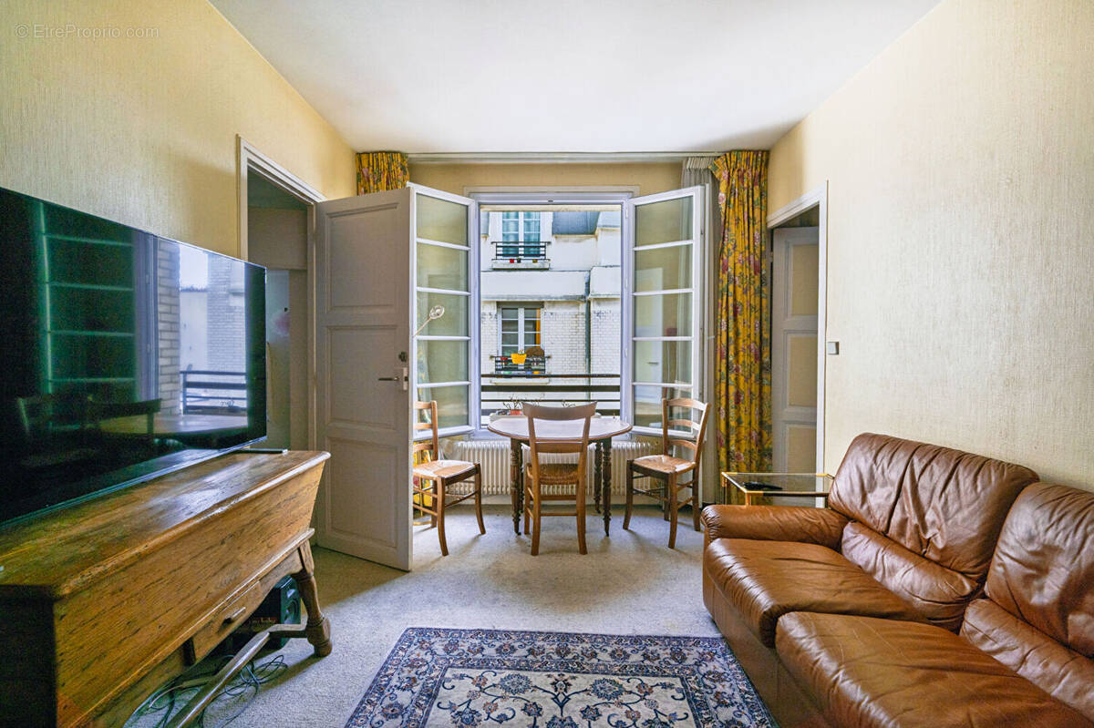 Appartement à PARIS-14E