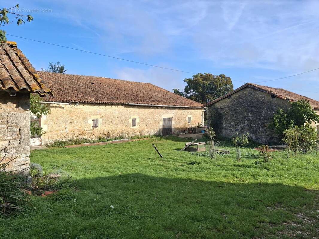 Propriété historique avec dépendances et 31 hectares de terrain - photo 7