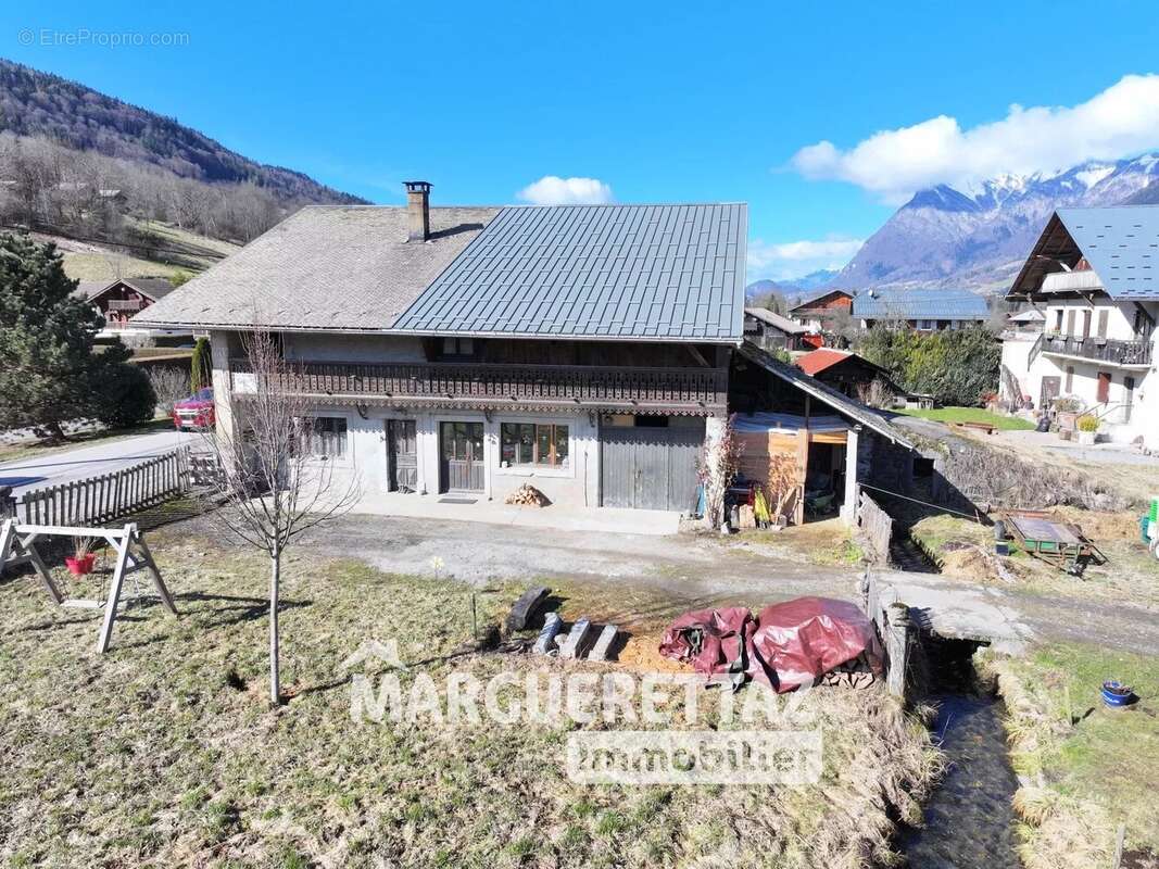 Maison à LA RIVIERE-ENVERSE