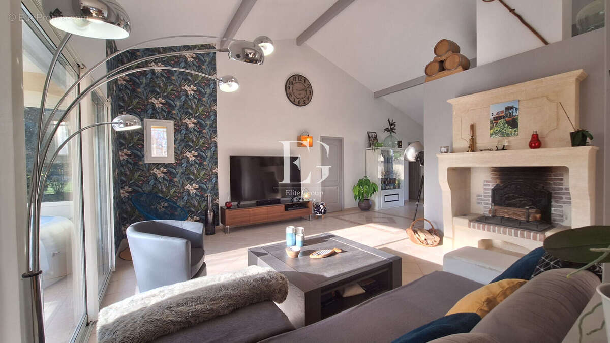 Maison à SAINT-MEME-LES-CARRIERES