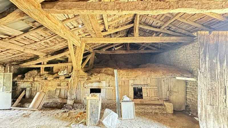  Corps de ferme à rénover – Un fort potentiel au cœur de la campagne CHARMANT (16) - photo 3