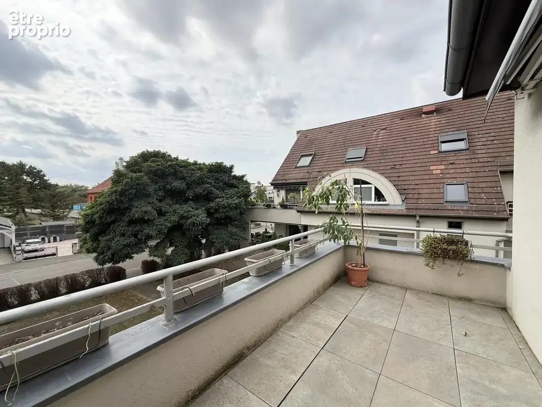 Balcon plein Sud avec store banne