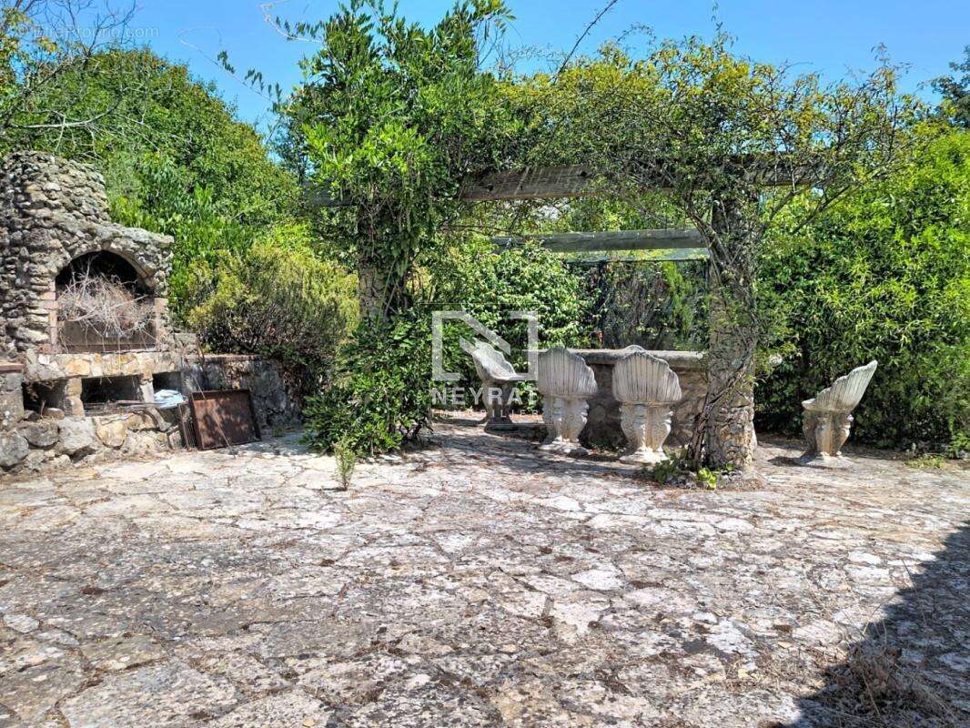 Maison individuelle à fort potentiel – 3 chambres, terrain arboré de 1 500 m² - photo 3
