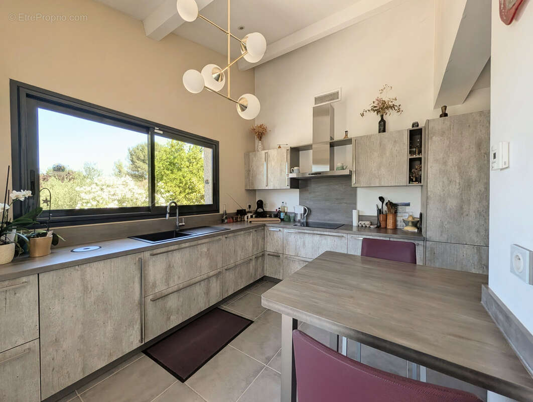 Villetelle   Élégante villa de plain-pied rénovée avec piscine et magnifique terrain arboré de plus de 1 000 m - photo 11