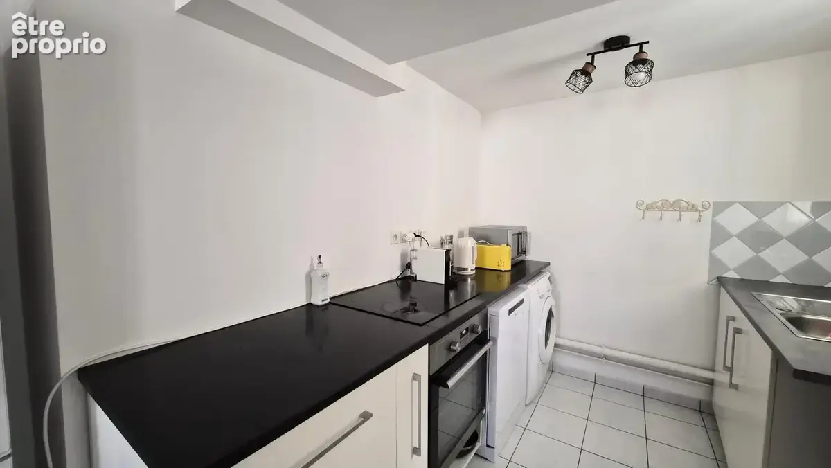 Centre ville, T2, 50 m², 1er étage, parking privé, bon état - photo 7