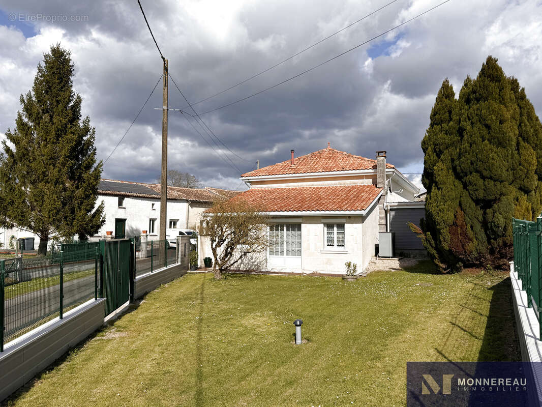 Maison à BAIGNES-SAINTE-RADEGONDE