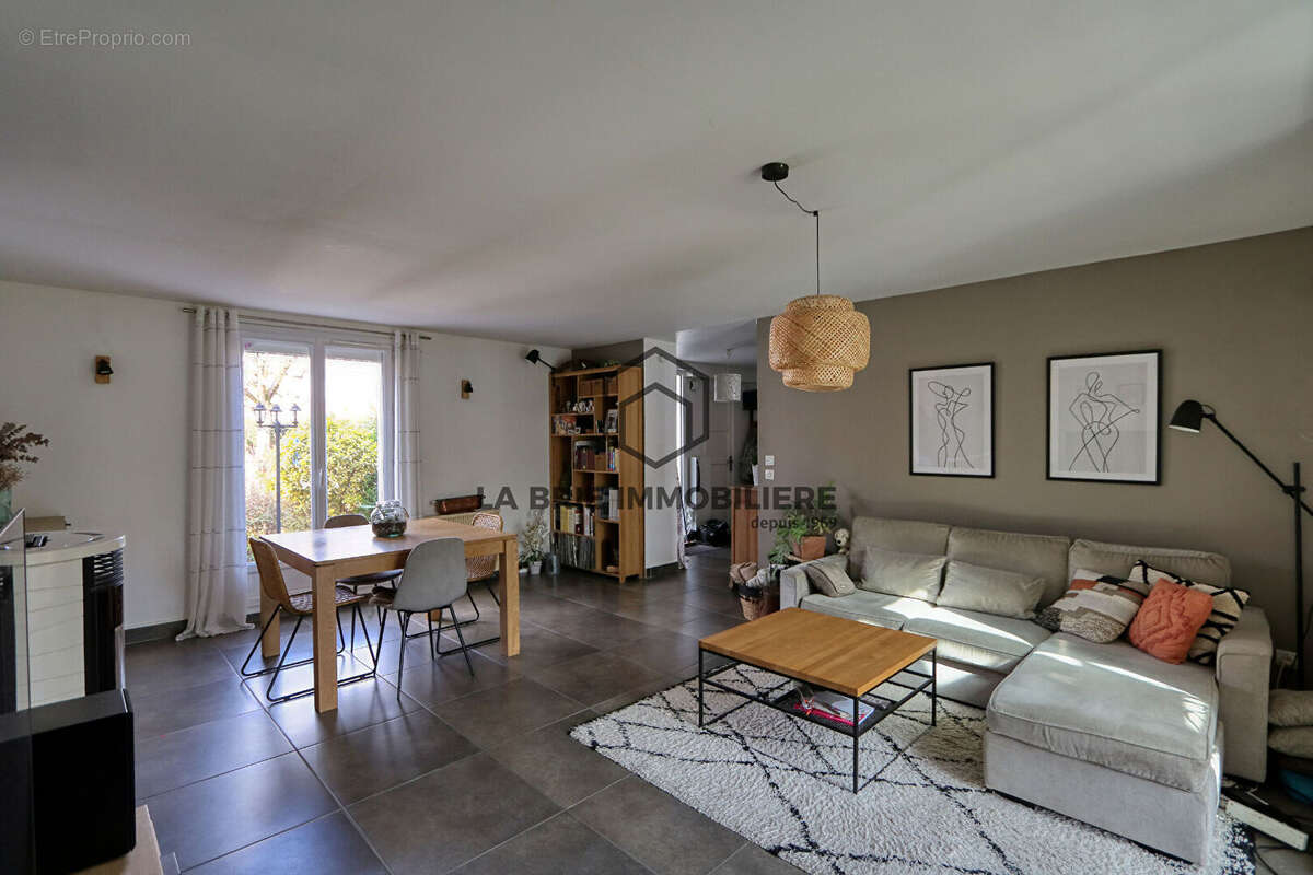 Maison à MANDRES-LES-ROSES