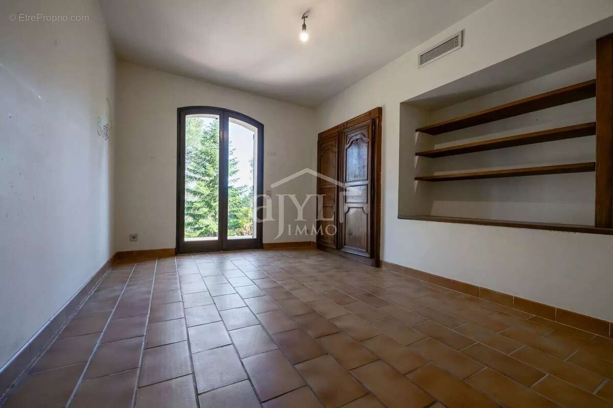 Maison 6 pièces – 182 m² sur 1 HA de terrain clos – Vue dominante – Rognes - photo 11