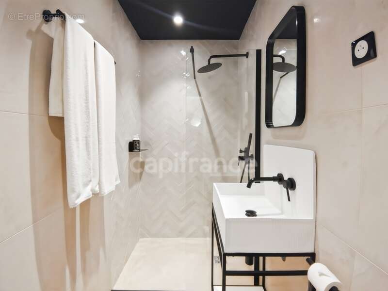 Commerce à AIGUES-MORTES